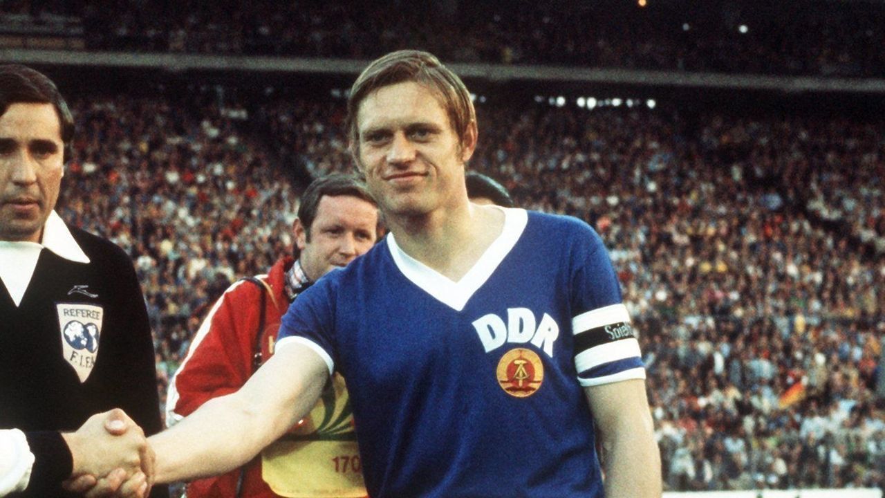 Exchange of pennants and handshake between Franz Beckenbauer (l) and Bernd Bransch (r) (22.06.1974). Germany's national team lost the match against the German Democratic Republic 0:1. | usage worldwide