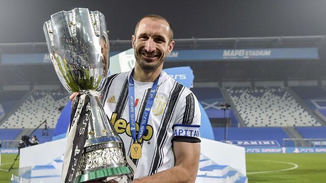 REGGIO NELL'EMILIA, ITALY - JANUARY 20: Giorgio Chiellini of Juventus celebrates with the trophy after winning the Italian PS5 Supercup after the Italian PS5 Supercup match between Juventus and SSC Napoli at Mapei Stadium - Citta' del Tricolore on January 20, 2021 in Reggio nell'Emilia, Italy.
