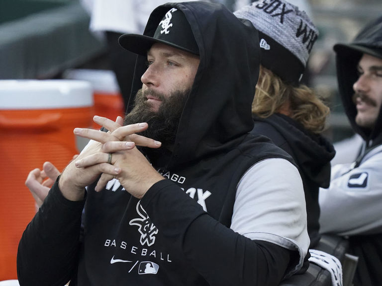 White Sox pitcher Lance Lynn and coach Joe McEwing argue in dugout