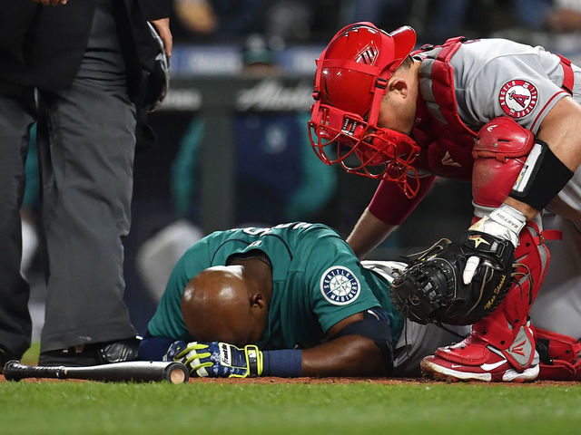 Mariners' Justin Upton leaves game after being hit in helmet by pitch