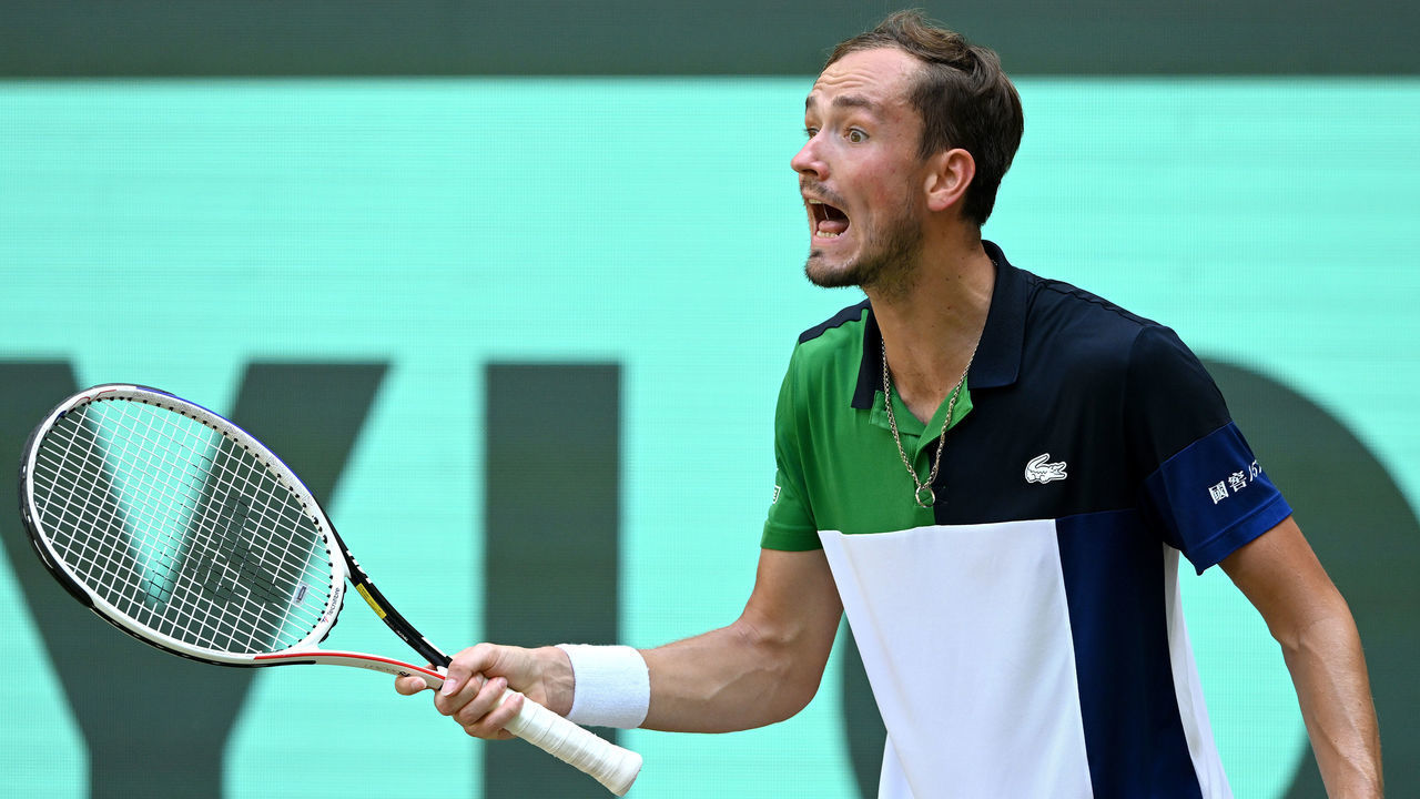 18 June 2022, North Rhine-Westphalia, Halle (westfalen): Tennis: ATP Tour - Halle/Westfalen, Singles, Men, Semifinals, Daniil Medvedev - Oscar Otte: Daniil Medvedev gets angry and yells at his coach on the court. Photo: David Inderlied/dpa