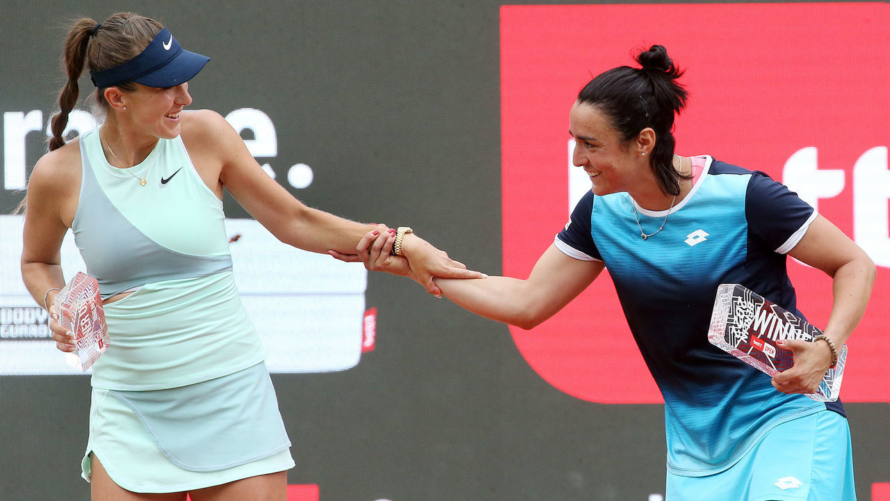 19 June 2022, Berlin: Tennis, WTA Tour, final, singles, women, competition, Jabeur (Tunisia) - Bencic (Switzerland), Steffi Graf Stadium: Ons Jabeur (r) wins the final against Belinda Bencic, who retired due to injury. Photo: Wolfgang Kumm/dpa