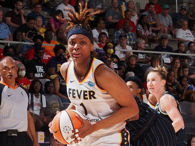 Smith scores career-high 26 as Fever rally to beat Sky | theScore.com