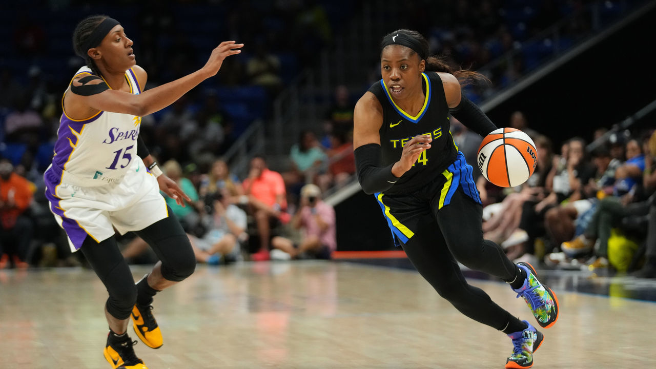 ARLINGTON, TX - JUNE 19: Arike Ogunbowale #24 of the Dallas Wings drives to the basket during the game against the Los Angeles Sparks on June 19, 2022 at the College Park Center in Arlington, Texas. NOTE TO USER: User expressly acknowledges and agrees that, by downloading and/or using this Photograph, user is consenting to the terms and conditions of the Getty Images License Agreement. Mandatory Copyright Notice: Copyright 2022 NBAE