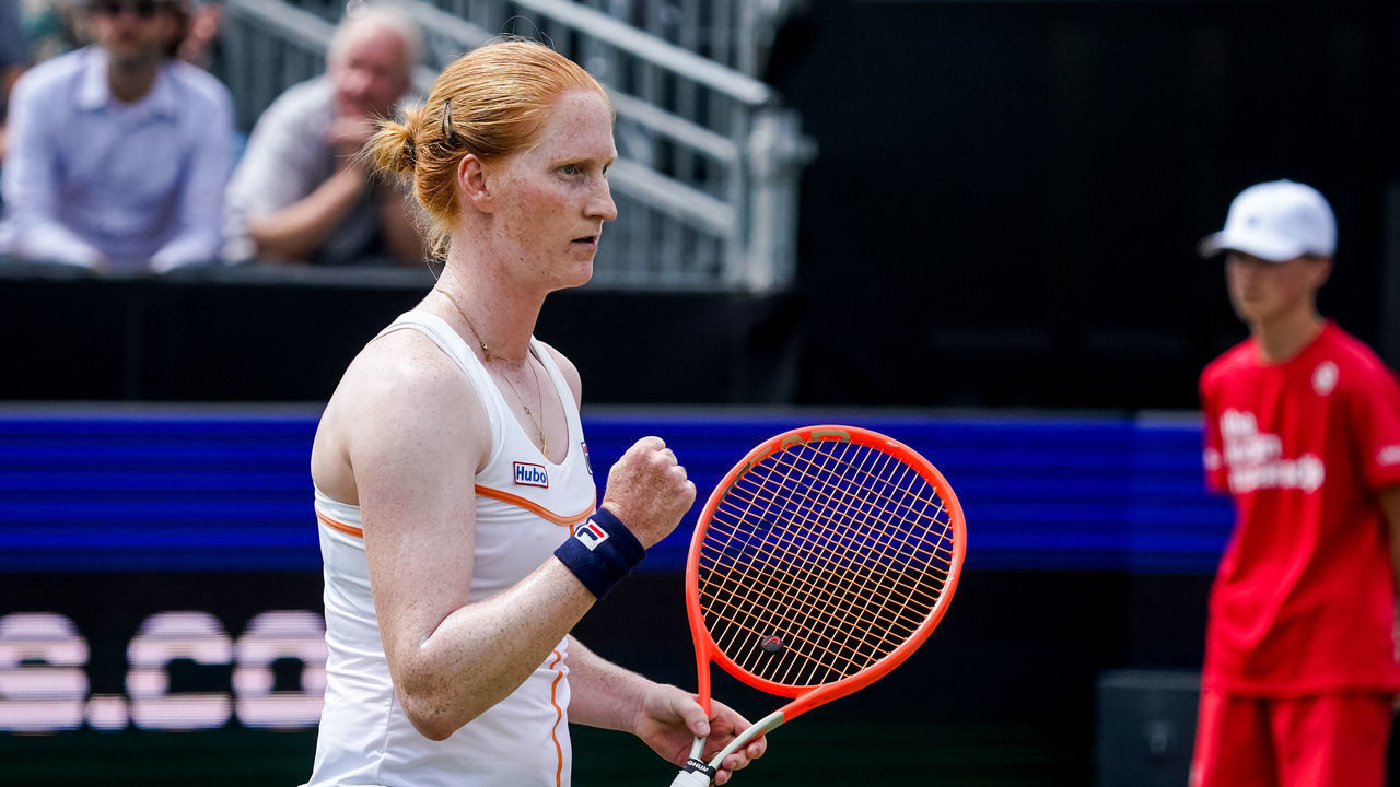 'S-HERTOGENBOSCH, NETHERLANDS - JUNE 10: Alison Van Uytvanck of Belgium celebrates a point during the Womens Singles Quarter Finals match against Aryna Sabalenka of Belarus during Day 5 of the Libema Open Grass Court Championships at the Autotron on June 10, 2022 in 's-Hertogenbosch, Netherlands