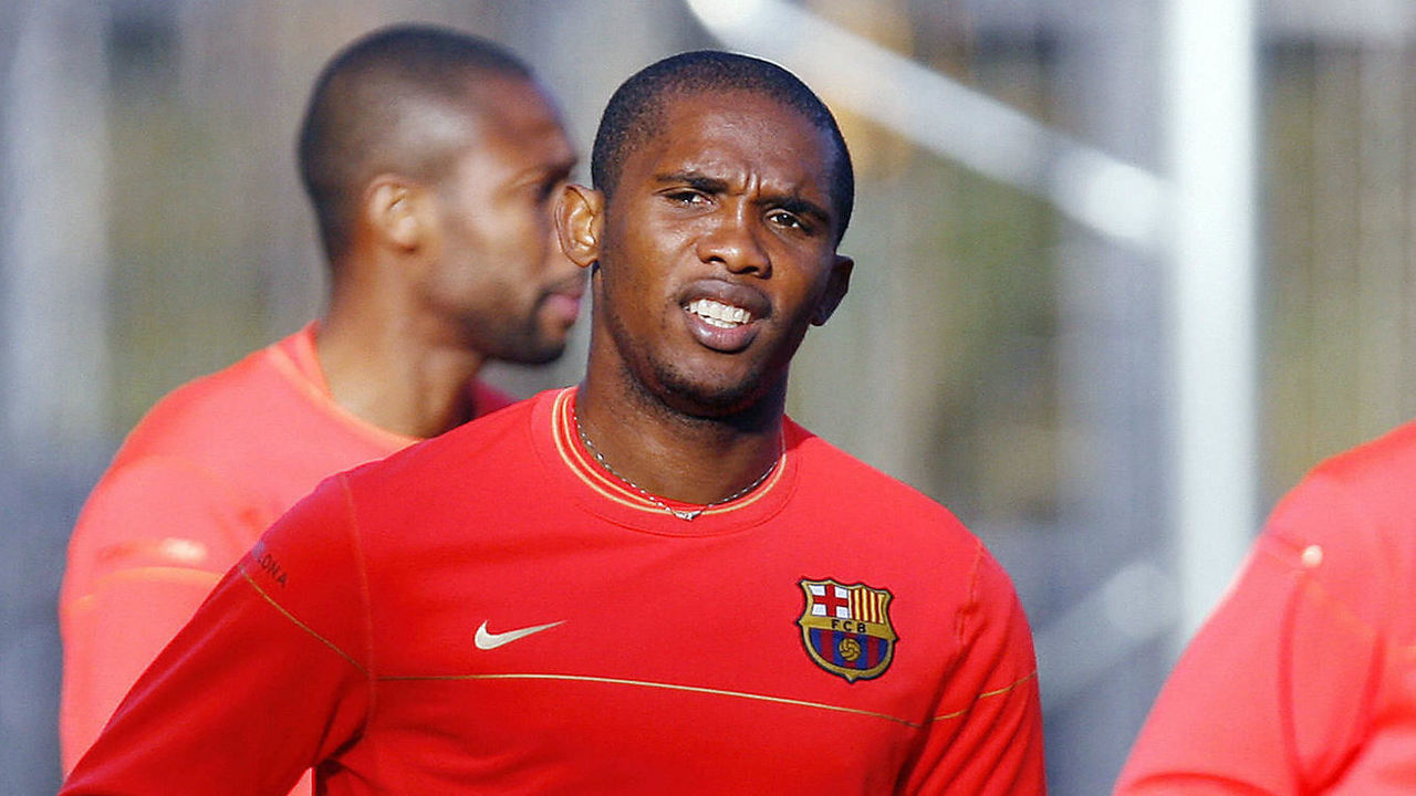 FC Barcelona Cameroon 's striker Samuel Eto'o (L) takes part in a training session in Barcelona on December 31, 2008. This session is the last of the year 2008. Background, French striker Thierry Henry (L). Other is unidentified. AFP PHOTO/ JOSEP LAGO