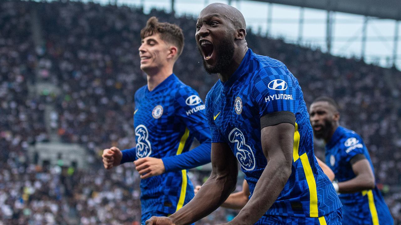 LONDON, ENGLAND - SEPTEMBER 19: Romelu Lukaku of Chelsea celebrates after his team scored 1st goal goal during the Premier League match between Tottenham Hotspur and Chelsea at Tottenham Hotspur Stadium on September 19, 2021 in London, England.