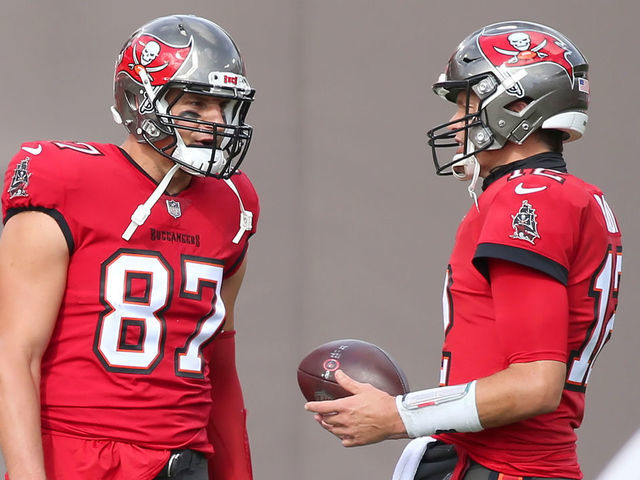 Gronkowski looks like old self with Brady-led Buccaneers