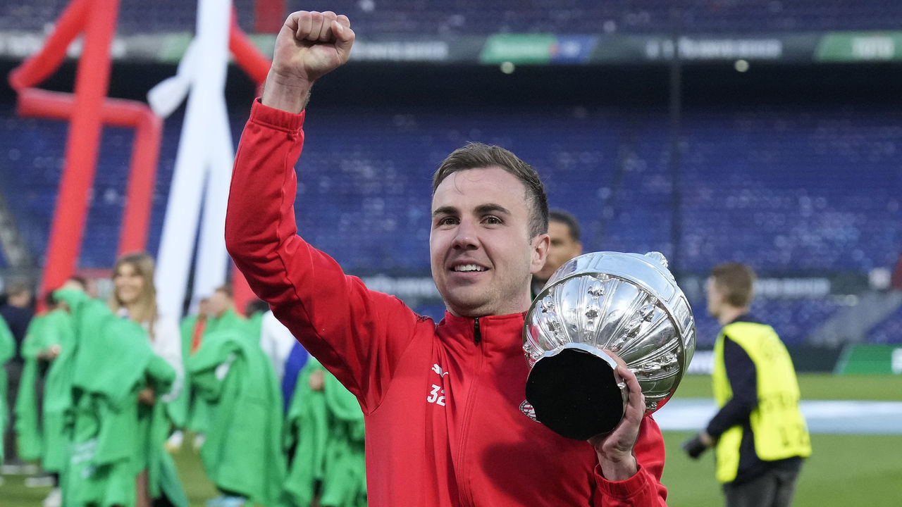 ROTTERDAM, NETHERLANDS - APRIL 17: Mario Gotze of PSV celebrating with the trophy during the Dutch KNVB Beker match between PSV v Ajax at the De Kuip on April 17, 2022 in Rotterdam Netherlands