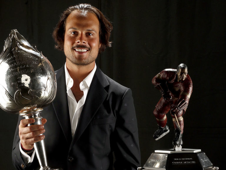 Matthews wins Hart Trophy, Ted Lindsay Award after 60goal campaign