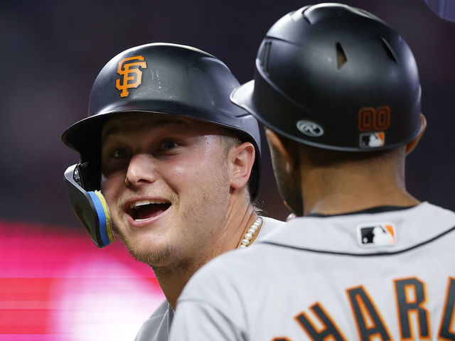 Wilmer Flores of the San Francisco Giants hits a solo home run during  News Photo - Getty Images