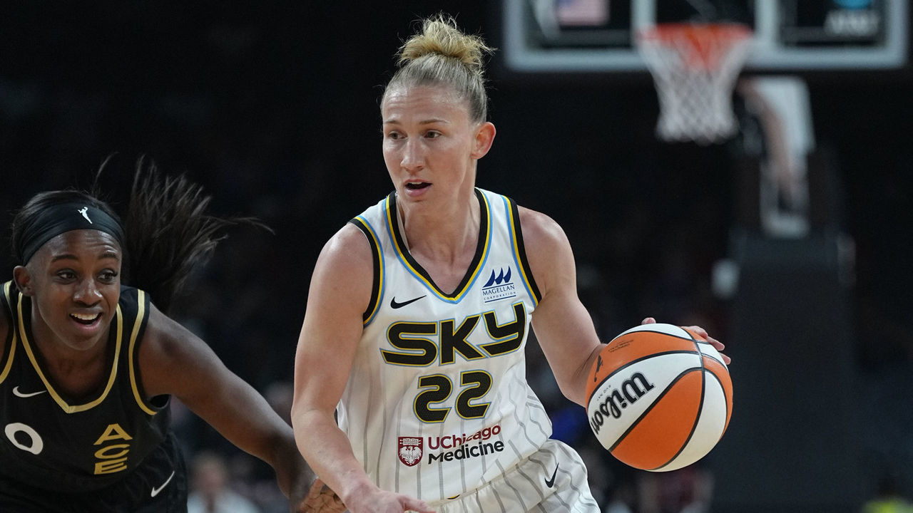 LAS VEGAS, NV - JUNE 21: Courtney Vandersloot #22 of the Chicago Sky handles the ball during the game against the Las Vegas Aces on June 21, 2022 at Michelob ULTRA Arena in Las Vegas, Nevada. Mandatory Copyright Notice: Copyright 2022 NBAE