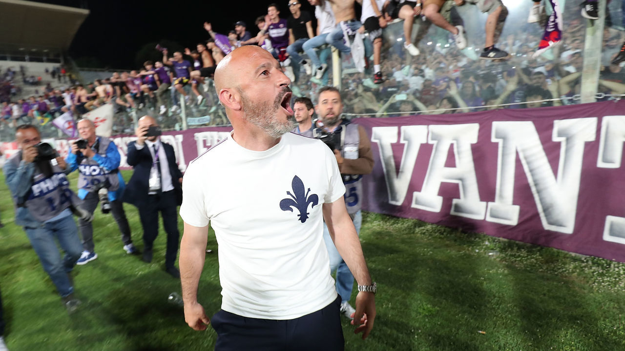 FLORENCE, ITALY - MAY 21: Vincenzo Italiano manager of ACF Fiorentina celebrates the victory after during the Serie A match between ACF Fiorentina and Juventus at Stadio Artemio Franchi on May 21, 2022 in Florence, Italy.