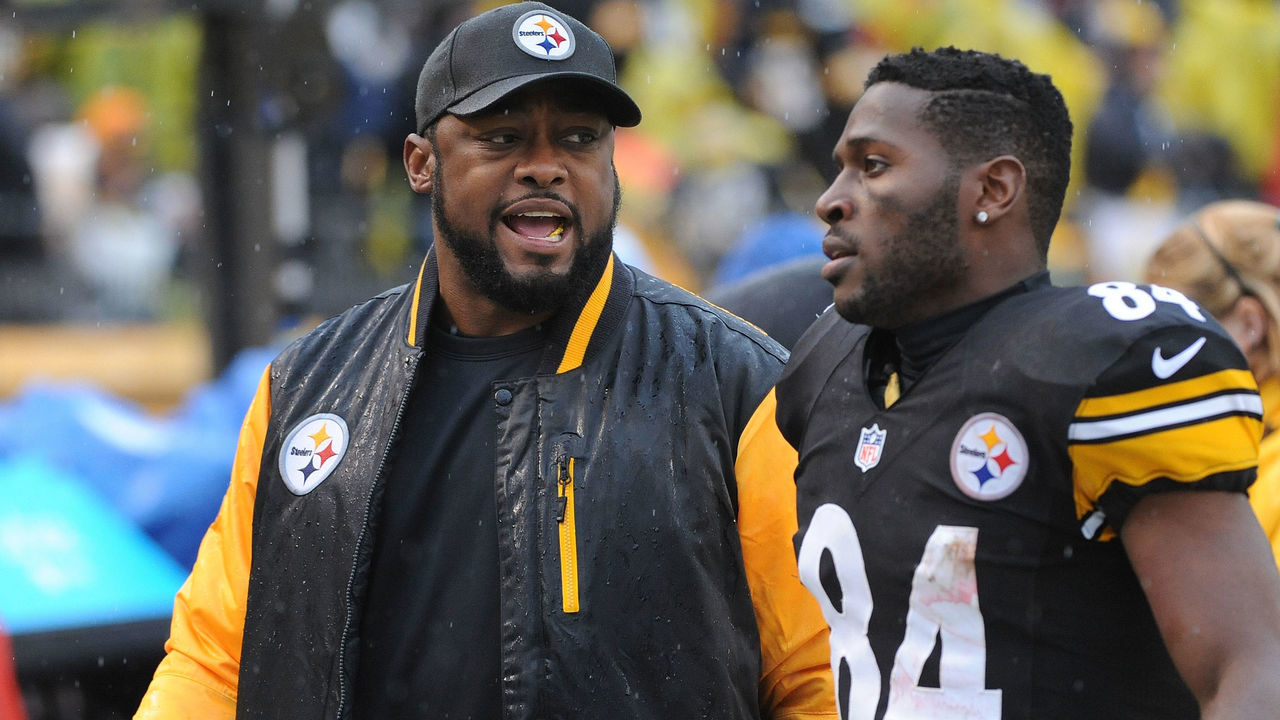 PITTSBURGH, PA - DECEMBER 29: Head coach Mike Tomlin of the Pittsburgh Steelers talks to wide receiver Antonio Brown #84 as they walk off the field at the end of the first half during a game against the Cleveland Browns at Heinz Field on December 29, 2013 in Pittsburgh, Pennsylvania. The Steelers defeated the Browns 20-7.