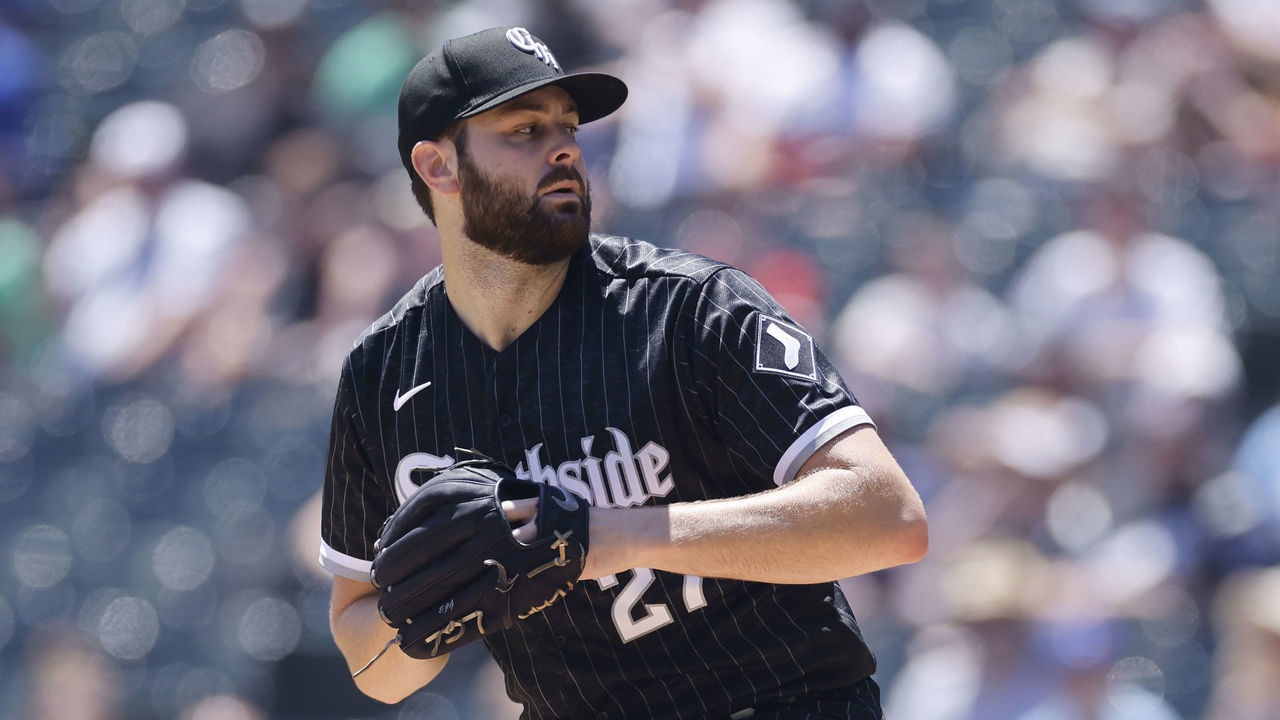 CHICAGO, IL - JUNE 22: Chicago White Sox starting pitcher Lucas Giolito (27) delivers a pitch during an MLB game against the Toronto Blue Jays on June 22, 2022 at Guaranteed Rate Field in Chicago, Illinois.