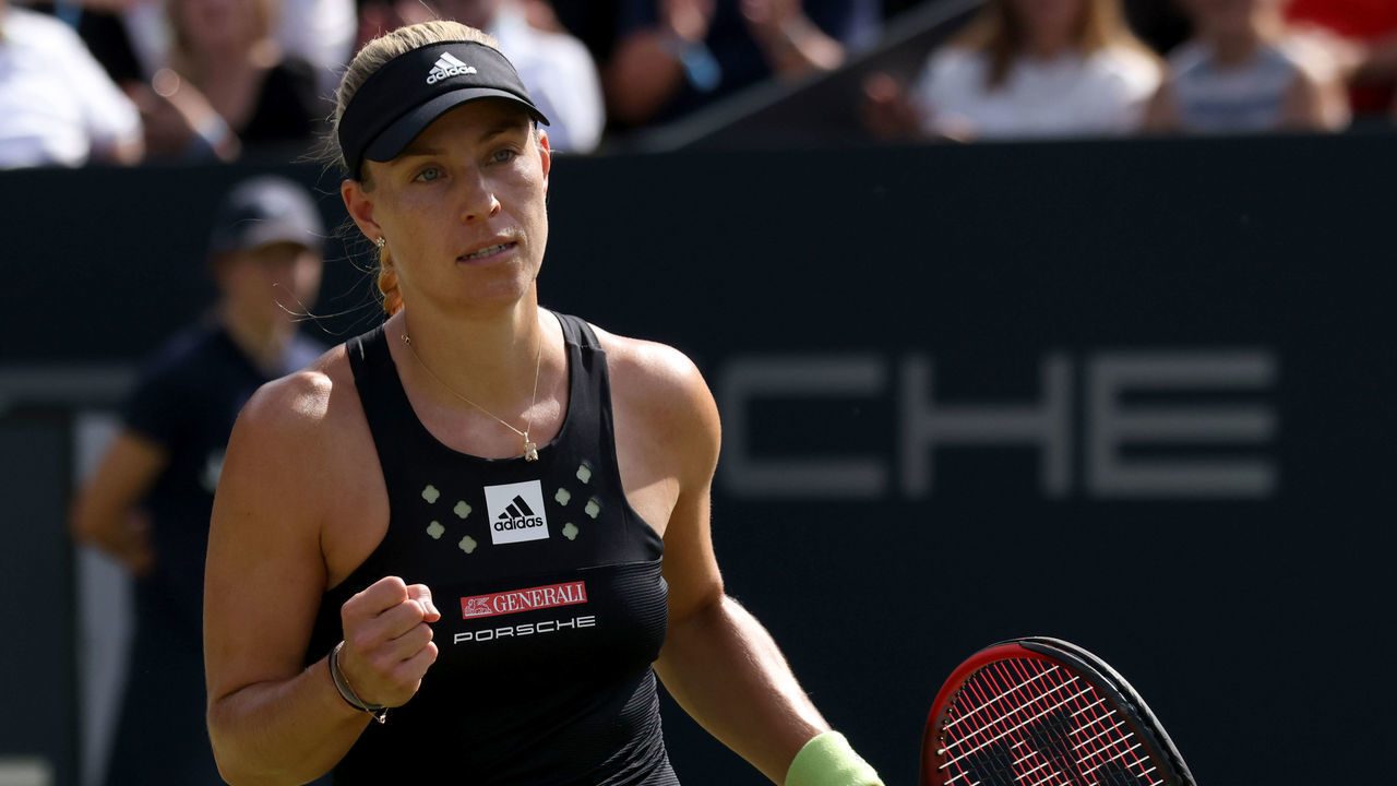 22 June 2022, Hessen, Bad Homburg: Tennis: WTA Tour, Singles, Women, Round of 16, Bronzetti (Italy) - Kerber (Germany). Angelique Kerber clenches her fist. Photo: Joaquim Ferreira/dpa