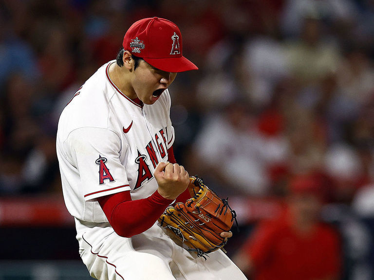 Shohei Ohtani using a New Balance glove (probably an a2k) : r