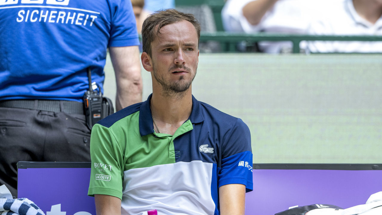 19 June 2022, North Rhine-Westphalia, Halle (westfalen): Tennis, ATP Tour, Singles, Men, Final, Medvedev (Russia) - Hurkacz (Poland): Daniil Medvedev sits on the bench. Photo: David Inderlied/dpa