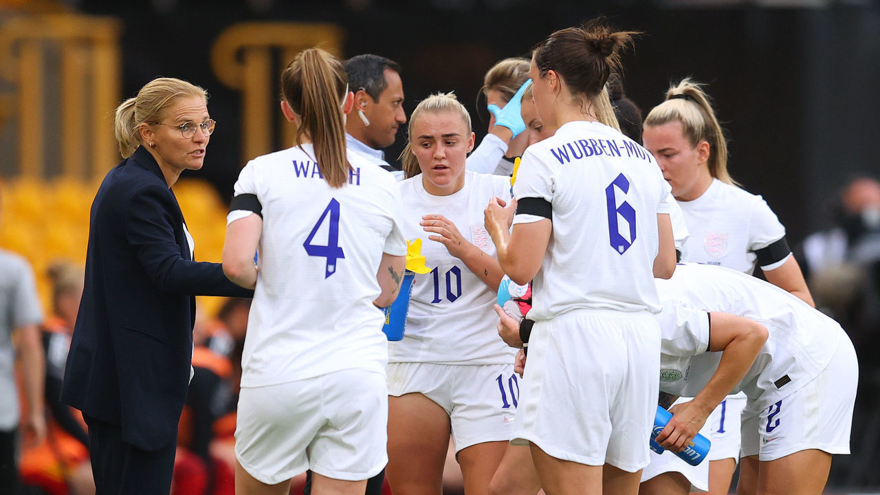 WOLVERHAMPTON, ENGLAND - JUNE 16: Sarina Wiegman, Manager of England, speaks with Keira Walsh and Lotte Wubben-Moy during the Women's International friendly match between England and Belgium at Molineux on June 16, 2022 in Wolverhampton , United Kingdom.