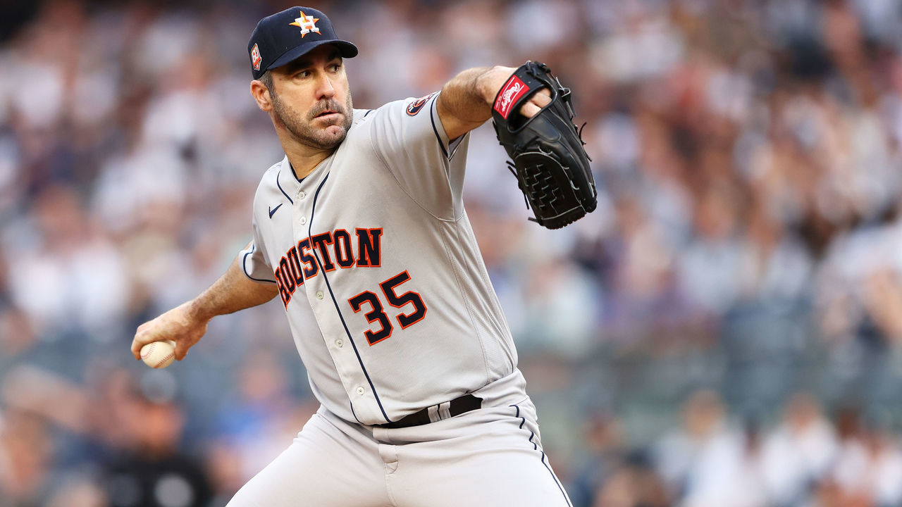 NEW YORK, NEW YORK - JUNE 24: Justin Verlander #35 of the Houston Astros pitches in the first inning against the New York Yankees at Yankee Stadium on June 24, 2022 in New York City.