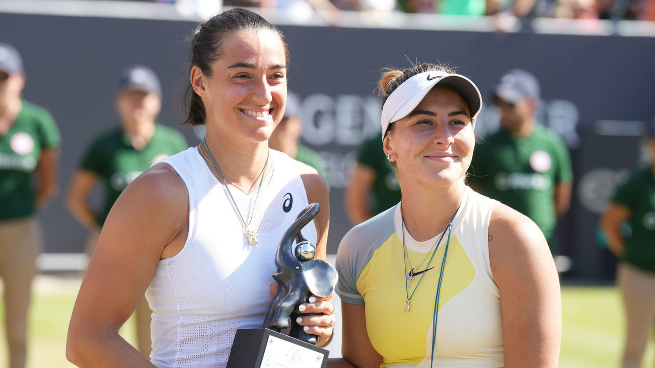 25 June 2022, Hessen, Bad Homburg: Tennis: WTA Tour, competition, final singles, women, Andreescu (Canada)- Garcia (France). Tournament winner Caroline Garcia (l) and runner-up Bianca Andreescu. Photo: Thomas Frey/dpa
