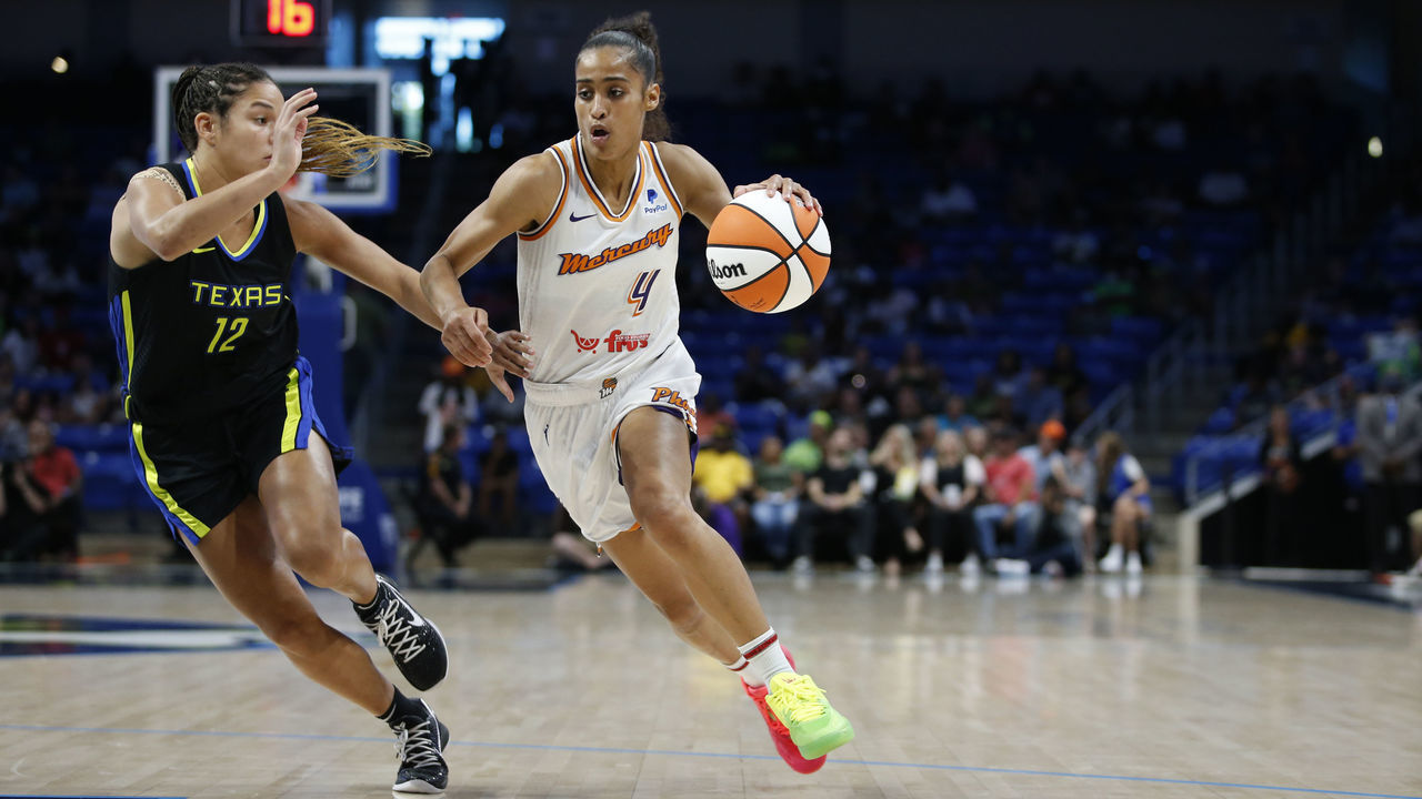 ARLINGTON, TX - JUNE 25: Skylar Diggins-Smith #4 of the Phoenix Mercury drives to the basket during the game against the Dallas Wings on June 25, 2022 at the College Park Center in Arlington, TX. Mandatory Copyright Notice: Copyright 2022 NBAE