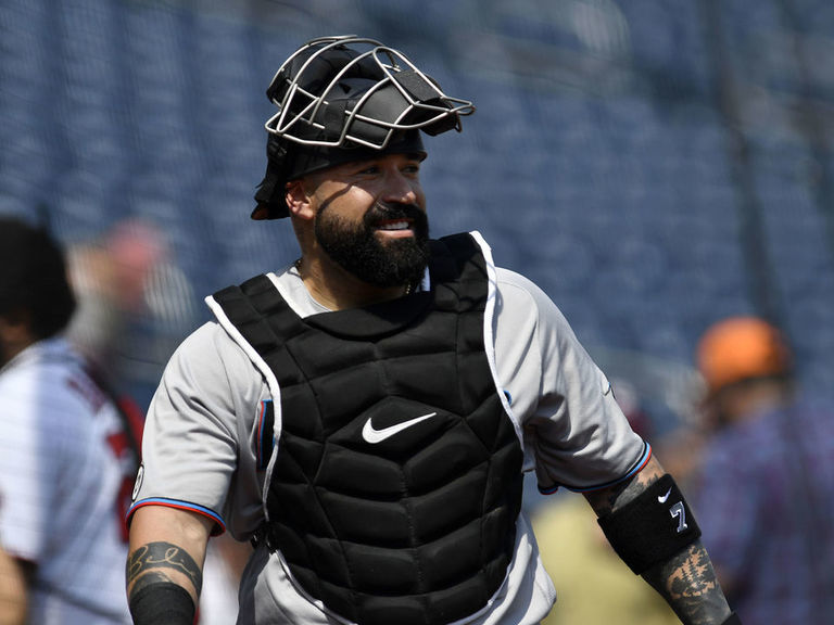 Cleveland Indians acquire veteran catcher Sandy León from Boston