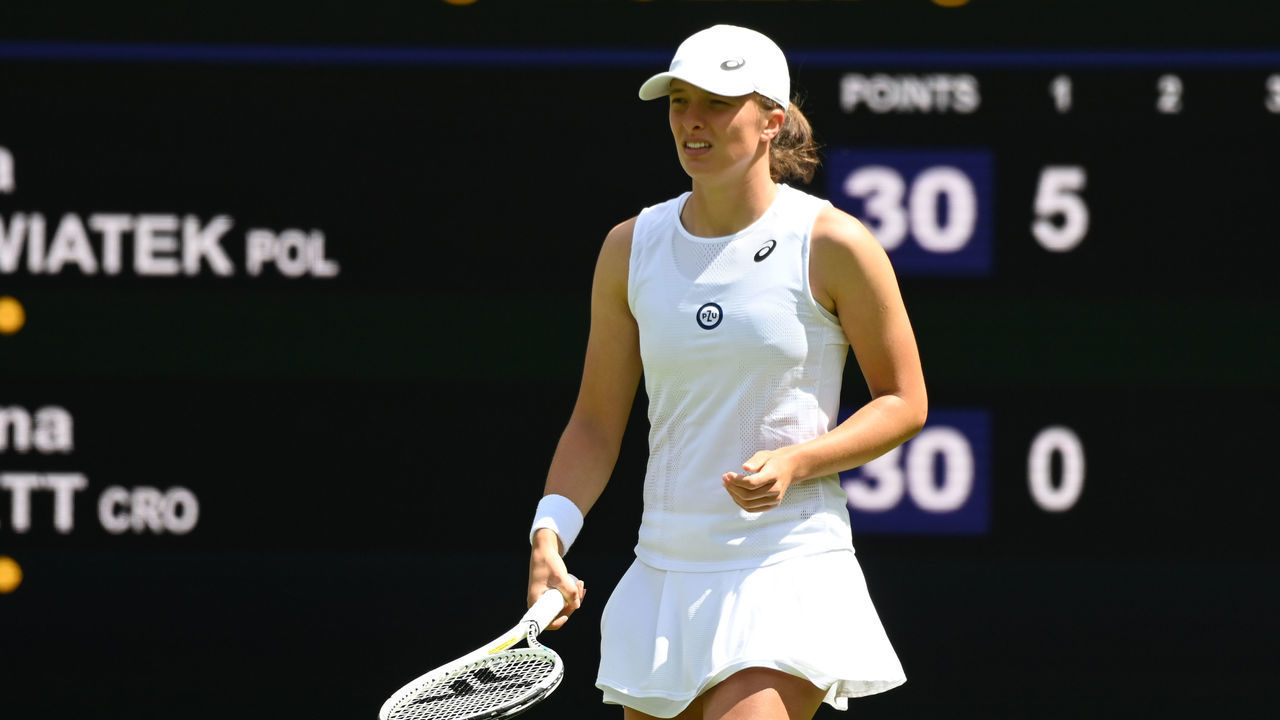 LONDON, ENGLAND - JUNE 28: Iga Swiatek (POL) during her match against Jana Fett (CRO) during day two of The Championships Wimbledon 2022 at All England Lawn Tennis and Croquet Club on June 28, 2022 in London, England