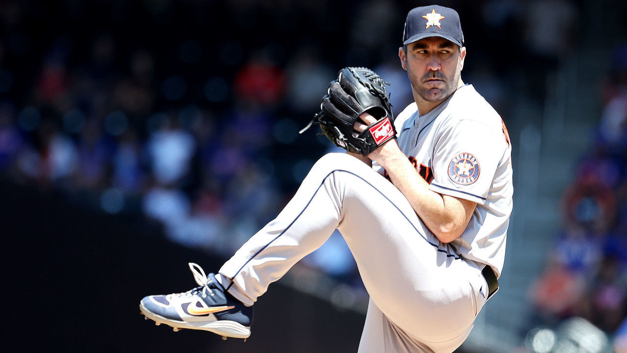 NEW YORK, NEW YORK - JUNE 29: Justin Verlander #35 of the Houston Astros pitches against the New York Mets during their game at Citi Field on June 29, 2022 in New York City.