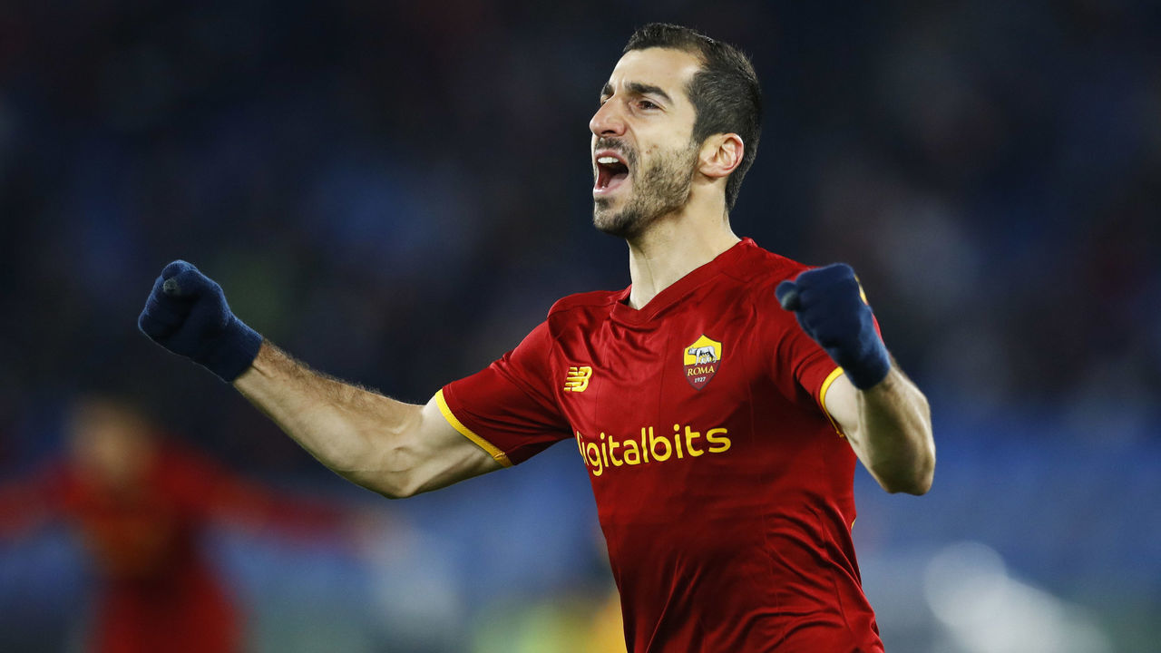ROME, ITALY - JANUARY 09: Henrikh Mkhitaryan of AS Roma celebrates after scoring his team's second goal during the Serie A match between AS Roma and Juventus at Stadio Olimpico on January 9, 2022 in Rome, Italy.