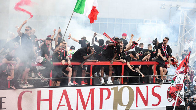 AC Milan players parade with the Scudetto Trophy on a double decker bus in front of the club's headquarters Casa Milan in Milan, on May 23, 2022 one day after AC Milan won the 2022 Italian Serie A "Scudetto" championship. - AC Milan won the Italian Serie A football match between Sassuolo and AC Milan, securing the "Scudetto" championship.
