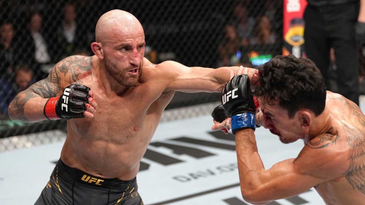 LAS VEGAS, NEVADA - JULY 02: Alexander Volkanovski of Australia punches Max Holloway in the UFC featherweight championship fight during the UFC 276 event at T-Mobile Arena on July 02, 2022 in Las Vegas, Nevada.