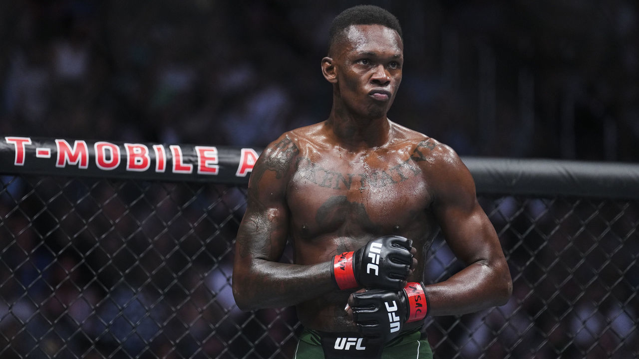 LAS VEGAS, NEVADA - JULY 02: Israel Adesanya of Nigeria awaits the start of the round in the UFC middleweight championship fight during the UFC 276 event at T-Mobile Arena on July 02, 2022 in Las Vegas, Nevada.