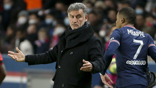 PARIS, FRANCE - DECEMBER 1: Coach of OGC Nice Christophe Galtier during the Ligue 1 Uber Eats match between Paris Saint-Germain (PSG) and OGC Nice (OGCN) at Parc des Princes stadium on December 1, 2021 in Paris, France.