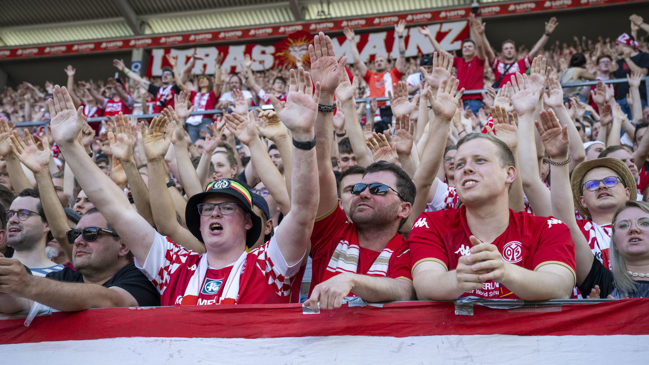 14 May 2022, Rhineland-Palatinate, Mainz: Soccer: Bundesliga, FSV Mainz 05 - Eintracht Frankfurt, Matchday 34, Mewa Arena. Mainz fans celebrate with their team after the game. Photo: Torsten Silz/dpa - IMPORTANT NOTE: In accordance with the requirements of the DFL Deutsche Fußball Liga and the DFB Deutscher Fußball-Bund, it is prohibited to use or have used photographs taken in the stadium and/or of the match in the form of sequence pictures and/or video-like photo series.
