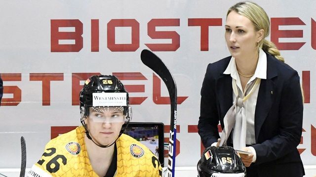 Germany's Finnish head coach Toni Soderholm (L) and Germany's Canadian assistant coach Jessica Campbell speak with players during the 2022 IIHF Ice Hockey World Championships preliminary round group A match between Germany and Italy in Helsinki, Finland, on May 20, 2022. - Finland OUT