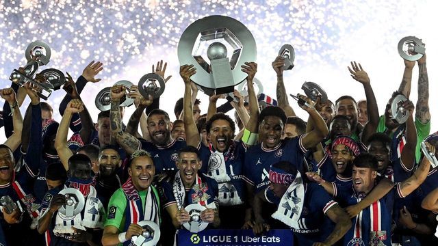 TOPSHOT - PSG's players celebrates their club's tenth Ligue 1 title during the 2021-2022 Ligue 1 championship trophy ceremony following the French L1 football match between Paris Saint-Germain (PSG) and Metz at the Parc des Princes stadium in Paris on May 21, 2022.