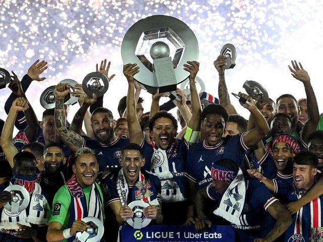 TOPSHOT - PSG's players celebrates their club's tenth Ligue 1 title during the 2021-2022 Ligue 1 championship trophy ceremony following the French L1 football match between Paris Saint-Germain (PSG) and Metz at the Parc des Princes stadium in Paris on May 21, 2022.