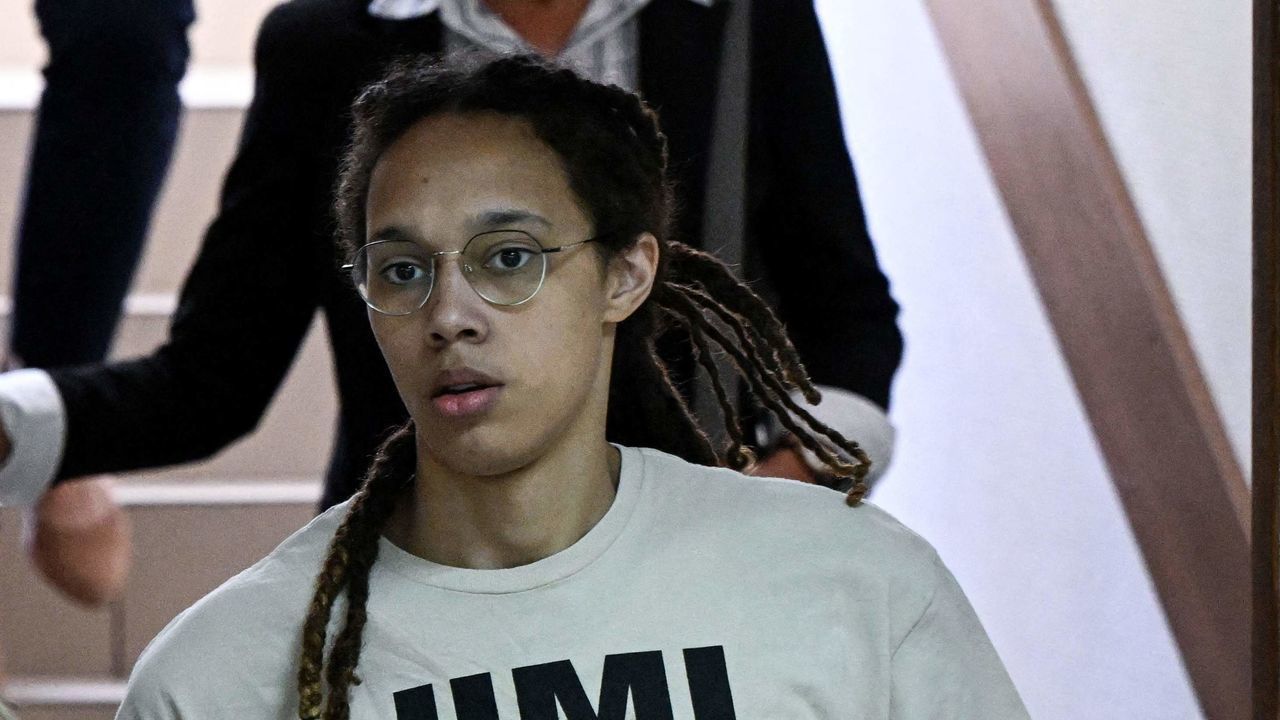 TOPSHOT - US WNBA basketball superstar Brittney Griner (C) arrives to a hearing at the Khimki Court, outside Moscow on July 1, 2022. - Griner, a two-time Olympic gold medallist and WNBA champion, was detained at Moscow airport in February on charges of carrying in her luggage vape cartridges with cannabis oil, which could carry a 10-year prison sentence.
