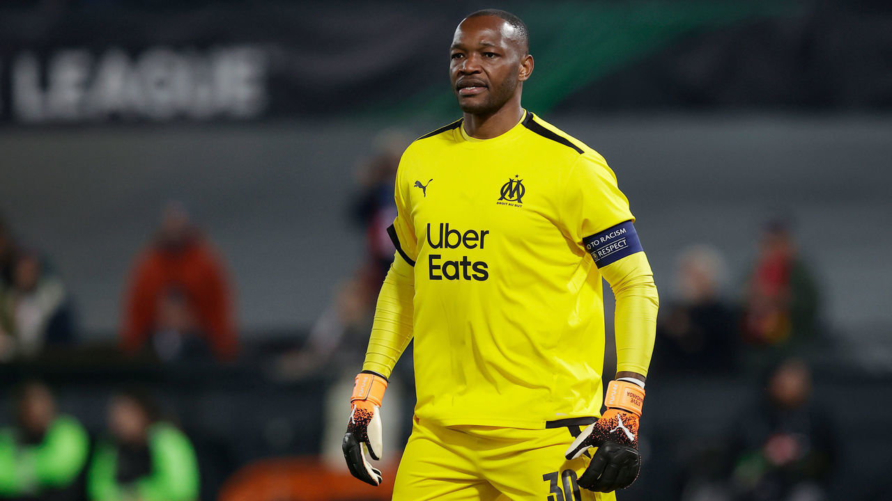 ROTTERDAM, NETHERLANDS - APRIL 28: Steve Mandanda of Olympique Marseille during the Conference League match between Feyenoord v Olympique Marseille at the Stadium Feijenoord on April 28, 2022 in Rotterdam Netherlands