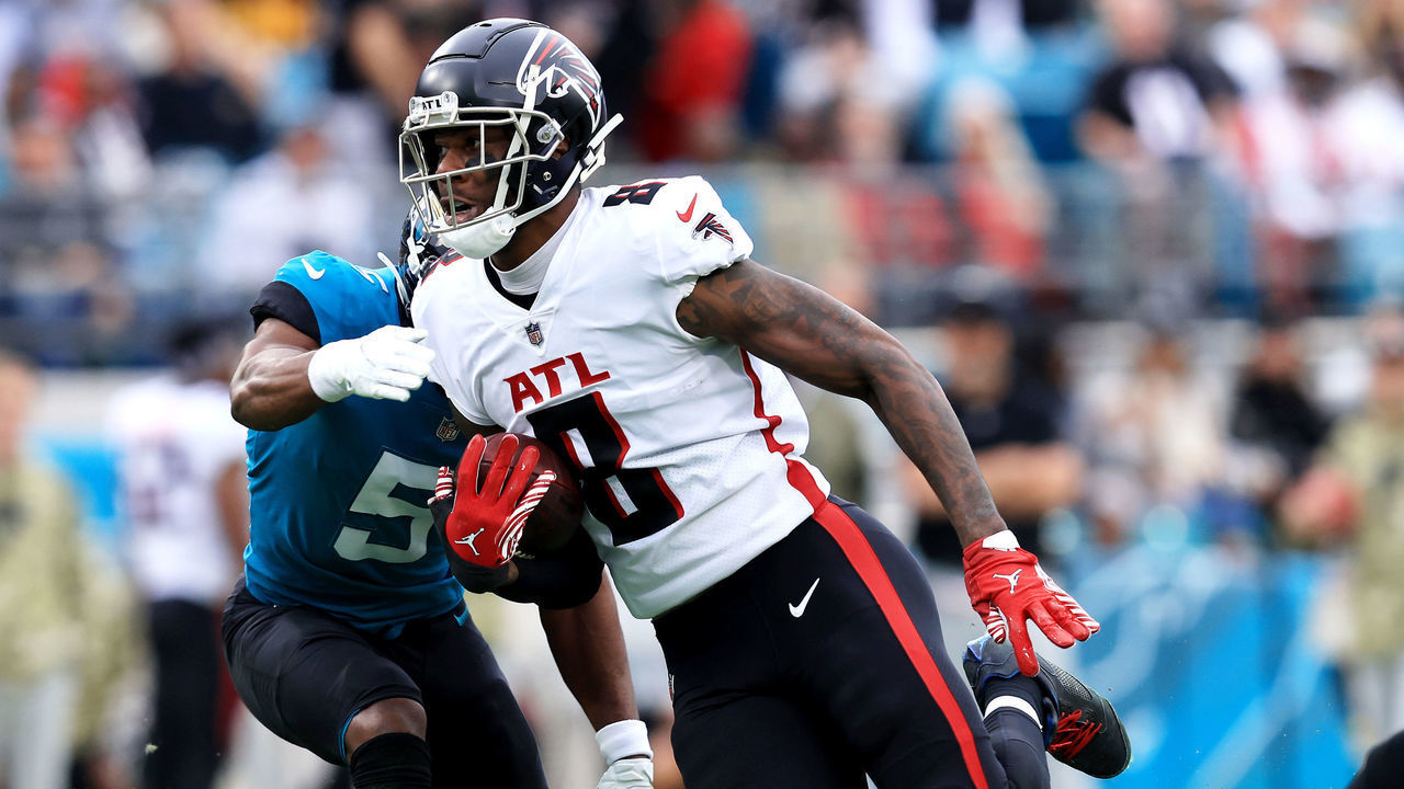 JACKSONVILLE, FLORIDA - NOVEMBER 28: Kyle Pitts #8 of the Atlanta Falcons runs for yardage against the Jacksonville Jaguars in the third quarter at TIAA Bank Field on November 28, 2021 in Jacksonville, Florida.