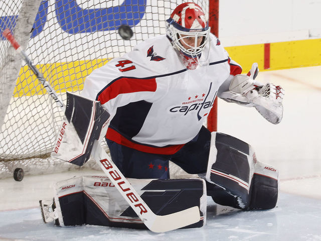 Capitals trade Vanecek to Devils for 