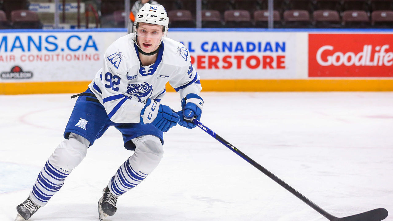 OSHAWA, ONTARIO - JANUARY 16: Owen Beck #92 of the Mississauga Steelheads skates against the Oshawa Generals at Tribute Communities Centre on January 16, 2022 in Oshawa, Ontario.