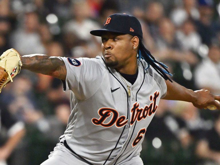 Tigers bring back hard-throwing reliever on minor-league deal 