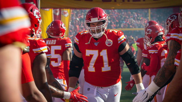 KANSAS CITY, MO - JANUARY 19: Kansas City Chiefs offensive tackle Mitchell Schwartz (71) enters the game against the Tennessee Titans at Arrowhead Stadium in Kansas City, Missouri.