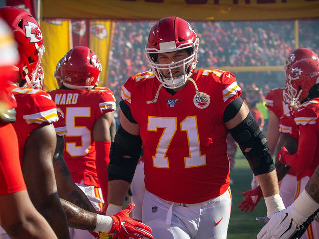 KANSAS CITY, MO - JANUARY 19: Kansas City Chiefs offensive tackle Mitchell Schwartz (71) enters the game against the Tennessee Titans at Arrowhead Stadium in Kansas City, Missouri.