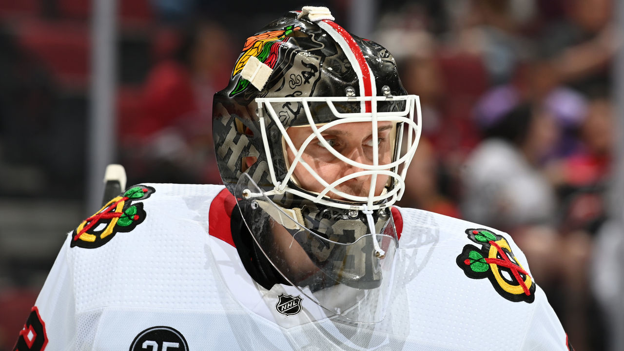 GLENDALE, ARIZONA - APRIL 20: Kevin Lankinen #32 of the Chicago Blackhawks gets ready to make a save against the Arizona Coyotes at Gila River Arena on April 20, 2022 in Glendale, Arizona.