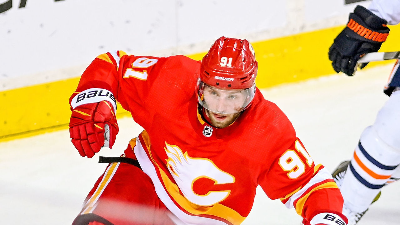 CALGARY, AB - MAY 26: Calgary Flames Center Calle Jarnkrok (91) in action during the second period of game 5 of the second round of the NHL Stanley Cup Playoffs between the Calgary Flames and the Edmonton Oilers on May 26, 2022, at the Scotiabank Saddledome in Calgary, AB.