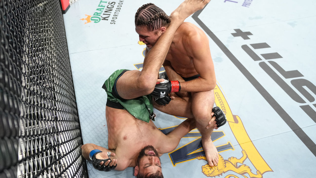 ELMONT, NEW YORK - JULY 16: (L-R) Yair Rodriguez of Mexico battles Brian Ortega in a featherweight fight during the UFC Fight Night event at UBS Arena on July 16, 2022 in Elmont, New York.