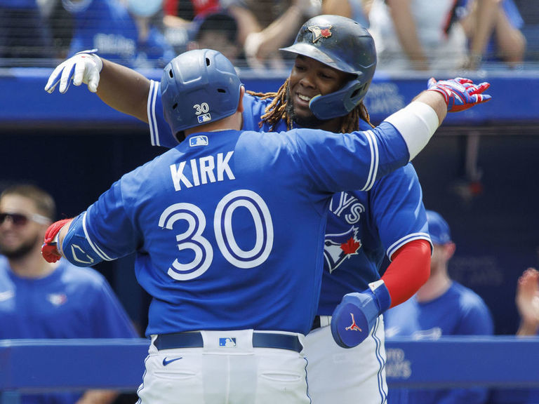 Kirk's late homer powers Blue Jays to series win over Royals